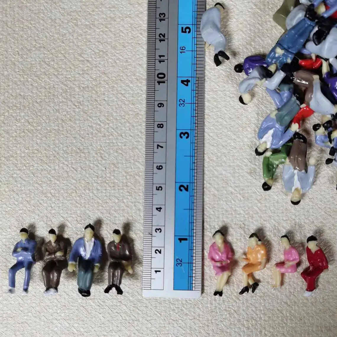 Classic Sitting Figures (1:87) - Random