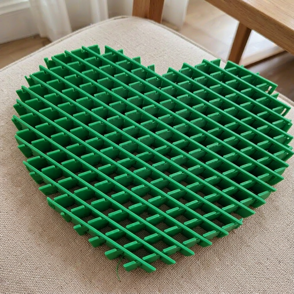 Heart-Shaped Open Lattice Flexible Squeeze Item for Tactile Stress Relief — main product view
